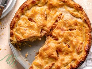 Photo of apple pie in an pie dish with a small illustration in the corner of the photo