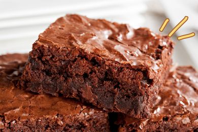 Brownie on a plate with other brownies (yellow illustration next to the top brownie)