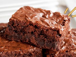 Brownie on a plate with other brownies (yellow illustration next to the top brownie)