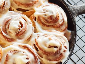 Cinnamon rolls in a cast iron skillet 