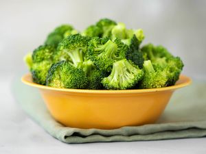 Bowl of broccoli florrets on a kitchen towel